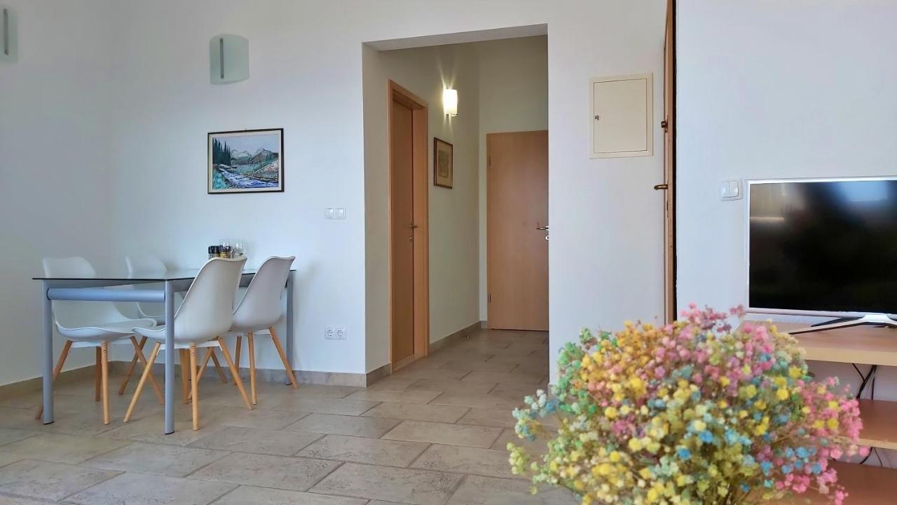 Apartments Borak Omis Luaran gambar